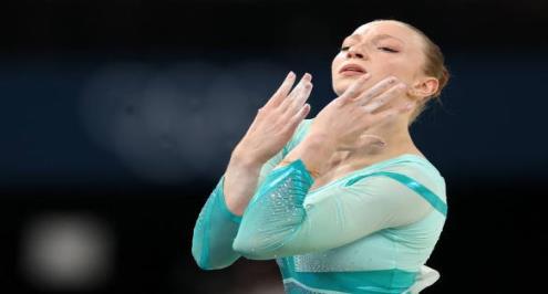 بكاء وصدمة في الأولمبياد.. قصة فرحة استمرت لثوان.. وكسرت "بقلب" لاعبة جمباز رومانية (فيديو)